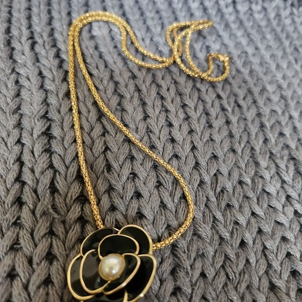 Elegant Black and Gold Flower Pendant Necklace